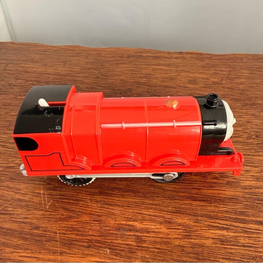 Thomas & Friends Trackmaster Motorized Train Engine James - Picture 3 of 7